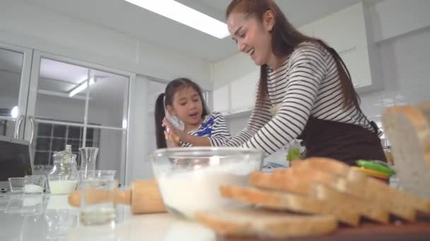 Ásia Mãe Criança Está Preparando Padaria Pastelaria Massa Cozinha Mesa — Vídeo de Stock