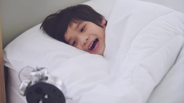 Asiatischer Junge Wacht Mit Schockierendem Gesichtsausdruck Auf Nachdem Den Späten — Stockvideo
