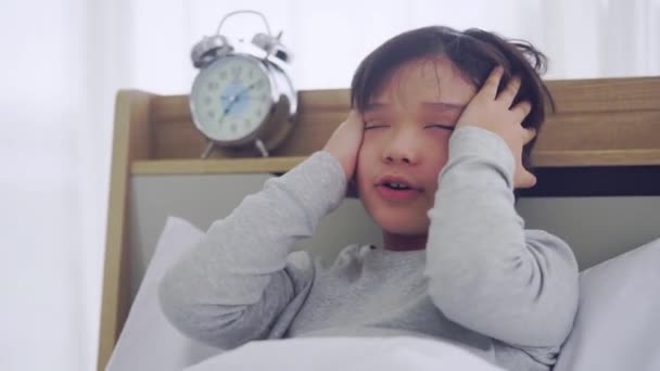 Asyalı Çocuk Yatağındaki Çalar Saate Baktıktan Sonra Şok Edici Bir — Stok video