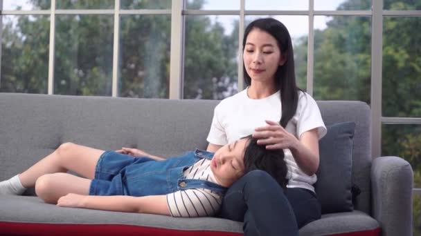 Mãe Está Cuidando Sua Filha Enquanto Ela Dorme Colo Relaxando — Vídeo de Stock