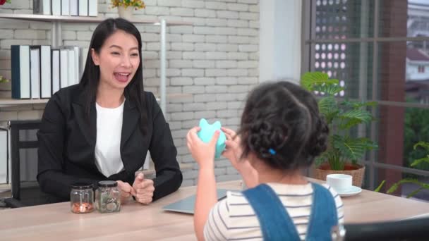 Petite Fille Apprend Financière Effectuant Dépôt Bancaire Avec Son Épargne — Video