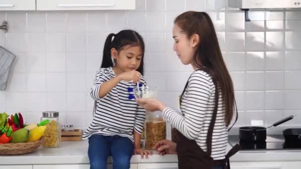 Moeder Geeft Haar Dochter Cornflakes Als Ontbijt Keuken — Stockvideo