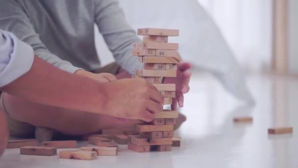 Niño Mano Construyendo Una Torre Bloque Juguete Madera Alto Caer — Vídeos de Stock