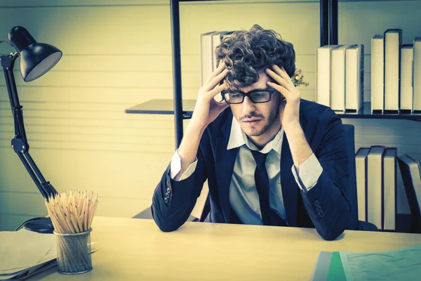 Deprimerad Kontorsanställd Företagare Krubba Med Frustrerade Uttryck Skrivbordet Känsla Förtvivlan — Stockfoto