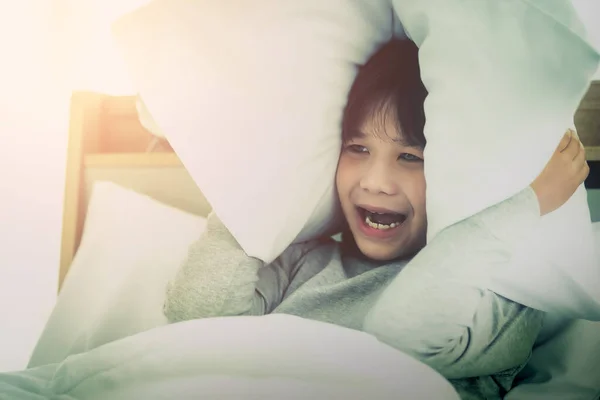 亚洲男孩从梦魇中醒来 早上躺在床上睡不着觉 然后用枕头捂住耳朵 — 图库照片