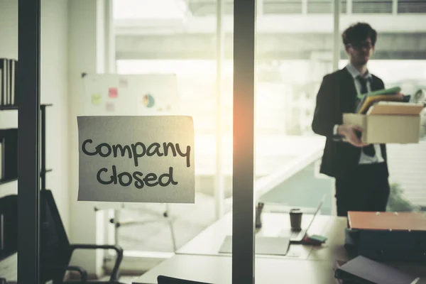 Unternehmen Geschlossen Auf Fenster Eines Leeren Büros Mit Geschäftsmann Verpackung — Stockfoto
