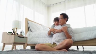 Baba ve oğul yatak odasında oynuyorlar iyi bir ebeveyn ve çocuk aile ilişkisi kavramına sarılıp gülüyorlar..