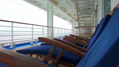 Tatil tatili için Mavi Sahil Sandalyesi açık okyanusa bakan bir balkon gemisi..