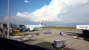 Kansai, Japonya - 24 Sep 2019: Havaalanı çalışanları Kansai Havaalanı 'ndan kalkmak üzere bir ticari uçak hazırlıyorlar.