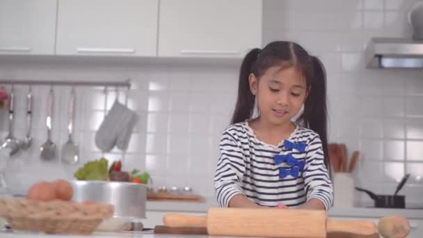Маленька Дівчинка Грається Тістом Хлібопекарським Обладнанням Домашній Кухні Готуючи Хлібобулочні — стокове відео