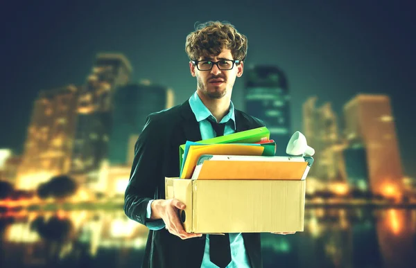 Arbeitsloser Geschäftsmann Mit Einem Gepackten Karton Mit Aufgeregtem Gesichtsausdruck Für — Stockfoto