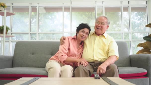 Senior Asiatiska Par Gör Videosamtal Och Tittar Filmer Tillsammans Vardagsrummet — Stockvideo