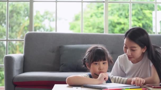 Asijské Matka Dítě Pracuje Společně Obývacím Pokoji Dělat Domácí Školní — Stock video