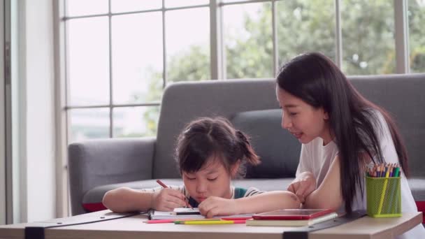 Азійська Мати Дитина Працюють Разом Вітальні Щоб Проводити Домашню Освіту — стокове відео