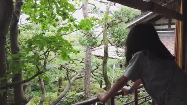 Asyalı Kız Ahşap Japon Evinden Evin Balkonundan Doğu Zen Bahçesine — Stok video