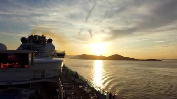 Grande Nave Crociera Vacation Sta Viaggiando Attraverso Isola Del Giappone — Video Stock