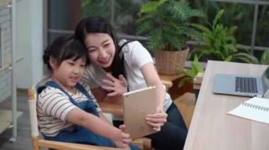 Annem ve kızım evde çalışırken babamdan video mesajı alıyorlar..