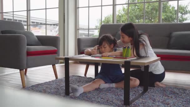 Madre Asiática Está Ayudando Hija Con Tarea Colorear Casa Para — Vídeo de stock