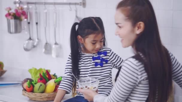 Mutter Füttert Tochter Mit Müsli Zum Frühstück Und Das Mädchen — Stockvideo