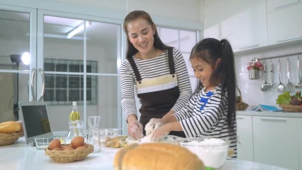 妈妈正在给面包店做饭用面团 女儿在家里厨房帮忙 — 图库视频影像