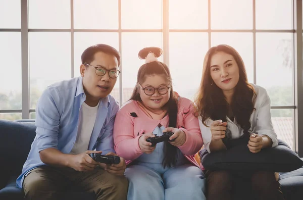 Ázsiai Család Szindrómás Lánya Videojáték Együtt Nappaliban Otthon Autizmus Pozitív — Stock Fotó