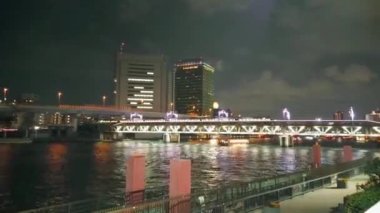 Tokyo Sumida Nehri 'nde geceleri seyahat eden teknelerin hızlandırılmış görüntüleri, Japonya.