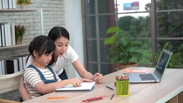 Japonesa Madre Está Ayudando Hijo Haciendo Arte Para Colorear Trabajo — Vídeo de stock