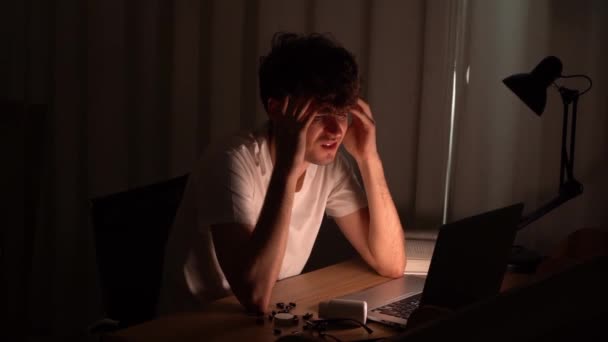 Erschöpfter Mann Arbeitet Spät Der Nacht Laptop Während Hause Quarantäne — Stockvideo
