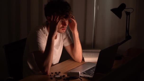 Yorgun Adam Gece Geç Saatlerde Karantinada Çalışırken Dizüstü Bilgisayarla Çalışmaktan — Stok video