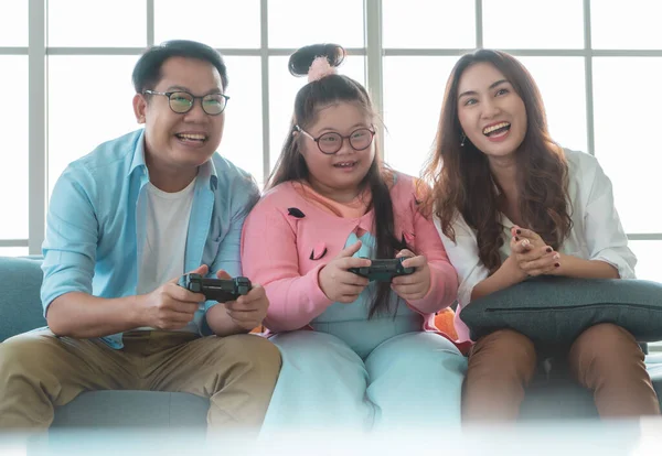Asiatiska Familjen Med Downs Syndrom Dotter Spelar Spel Tillsammans Vardagsrummet — Stockfoto