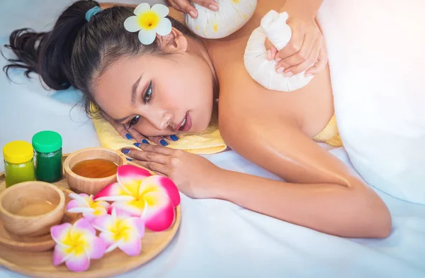 Jong Aziatisch Vrouw Het Nemen Van Thais Kruiden Bal Heet — Stockfoto