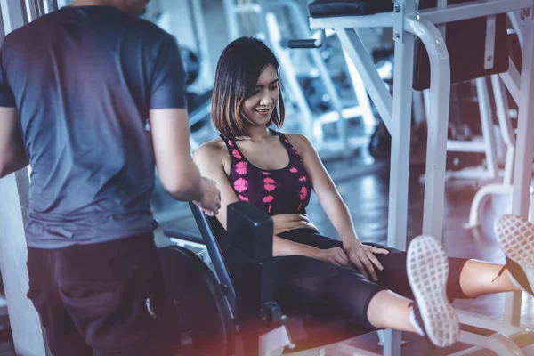 Fitness Trainer Está Ayudando Una Mujer Entrenar Sus Piernas Con — Foto de Stock