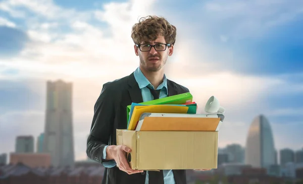 Arbeitsloser Geschäftsmann Trägt Eine Gepackte Schachtel Mit Aufgeregtem Gesichtsausdruck Für — Stockfoto