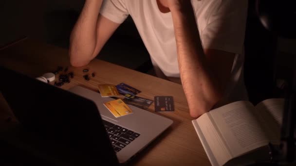 Weißer Mann Mit Kreditkartenschulden Sitzt Vor Seinem Laptop Und Versucht — Stockvideo