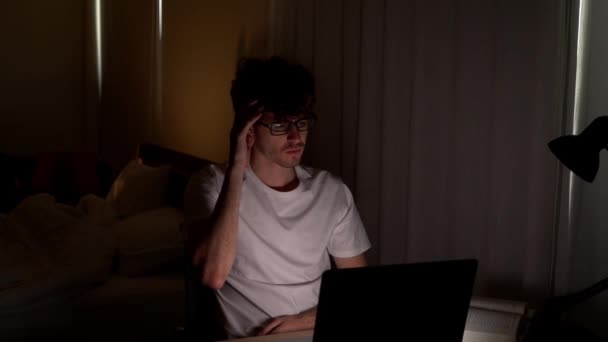 Mann Arbeitet Spät Der Nacht Mit Erschöpftem Gesichtsausdruck Laptop — Stockvideo