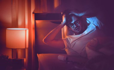 Yorgun beyaz erkek uykusuzluk tedavisi için uyku hapı almakta zorlanıyor..