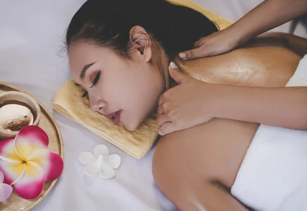 Kapalı Tayland Spa Sında Güzel Bir Kadına Aroma Yağı Masajı — Stok fotoğraf