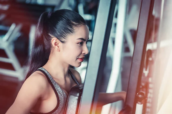 Asiática Saludable Fitness Mujer Está Ejercitando Músculo Torácico Una Máquina — Foto de Stock