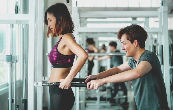 Mujer Fitness Está Haciendo Ejercicio Entrenamiento Corporal Con Entrenador Masculino — Foto de Stock