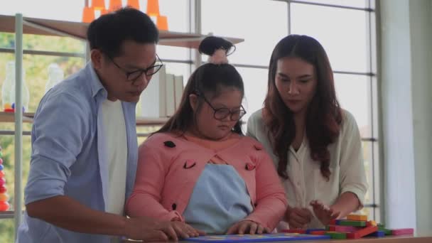 亚洲父母正在帮助她的孤独症女儿在家接受教育和发展 以获得特殊的自闭症护理理念 — 图库视频影像