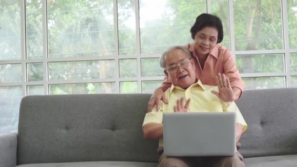 Sênior Asiático Casal Está Fazendo Vídeo Chamada Laptop Computador Para — Vídeo de Stock