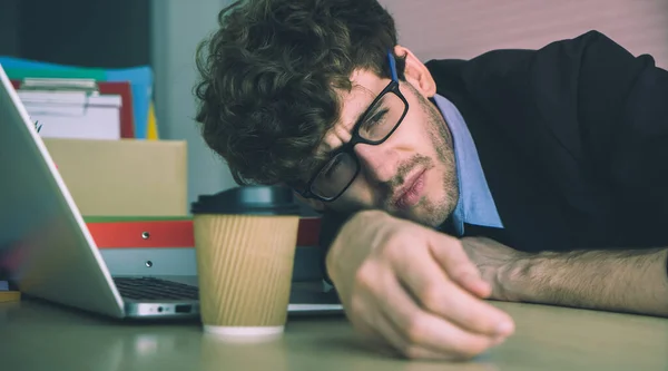 Beznadziejny Biznesmen Odpoczywający Biurku Frustrującymi Emocjami Wyczerpaną Twarzą — Zdjęcie stockowe