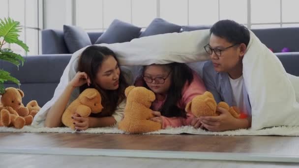 Glad Familie Med Autisme Pige Har Det Sjovt Lege Tæppet – Stock-video