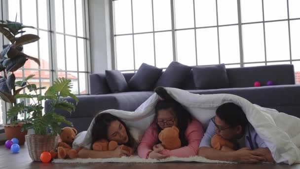 Счастливая Семья Аутизмом Девочка Весело Играет Одеялом Полу Игрушками Концепция — стоковое видео