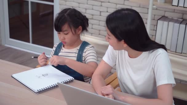 Madre Está Ayudando Hija Haciendo Tarea Arte Mientras Trabaja Portátil — Vídeo de stock