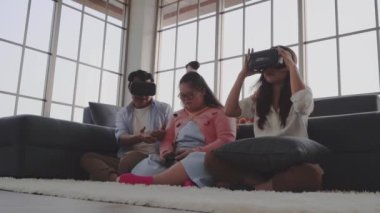 Baba ve Otistik kızıyla aile evde VR oyunu oynarken eğleniyor..