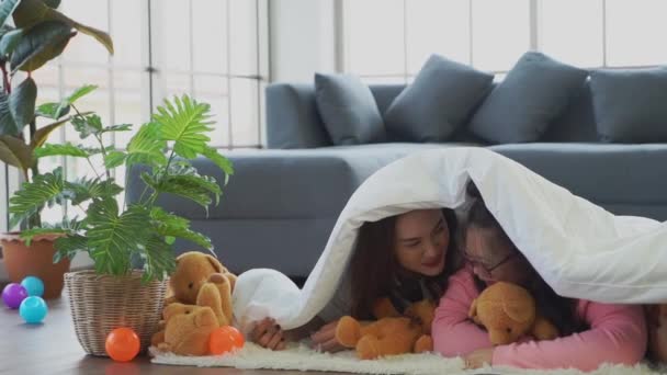 自閉症の家族は障害児ケアのコンセプトのために家で毛布の下で遊んでいます — ストック動画