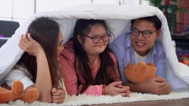 有自闭症的家庭在家里玩毛毯下的残疾儿童保育概念 — 图库视频影像