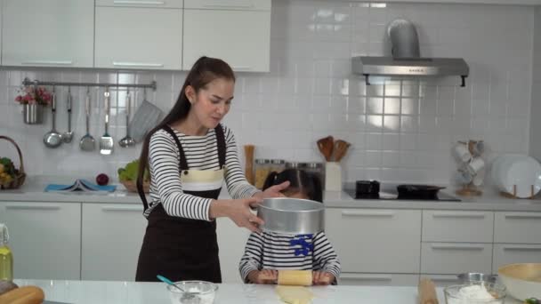 Mãe Criança Está Fazendo Massa Padaria Cozinhar Cozinha Doméstica Casa — Vídeo de Stock