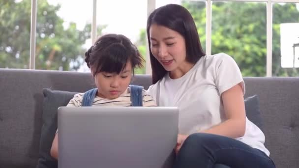 Mother Teaching Her Daughter Use Laptop Surf Internet Making Online — Stock Video